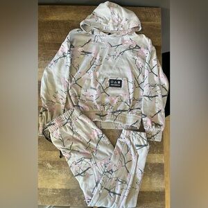 Girl’s New Balance Sweatsuit